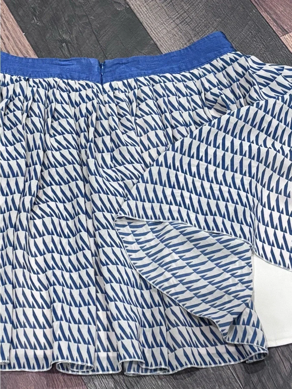 Club Monaco Navy and Beige Mini  Skirt in size 8. Great condition